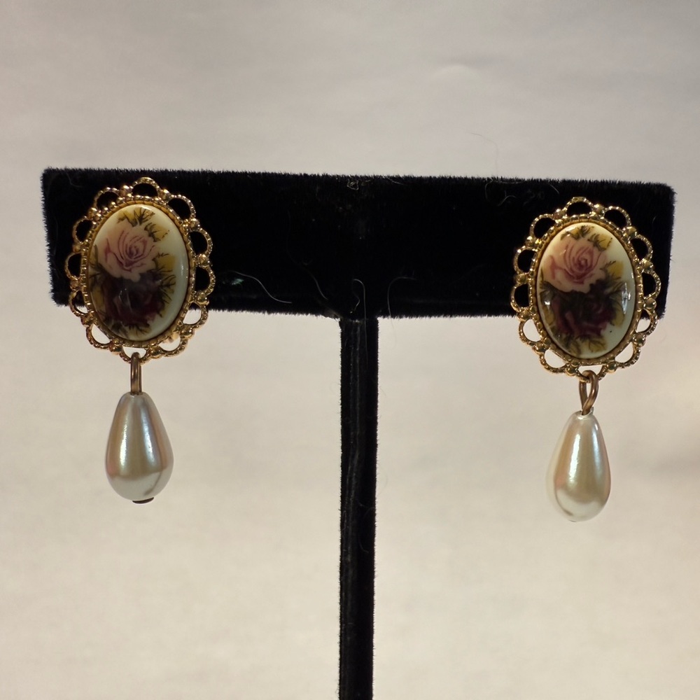 Vintage Elegant Cameo Pearl Drop Earrings